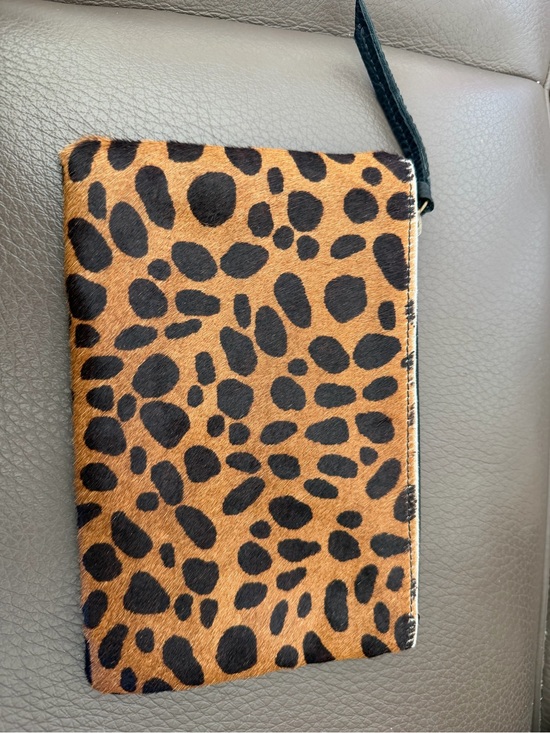 Molly G Handbags - Pristine Molly G Leopard Print Zip Wristlet